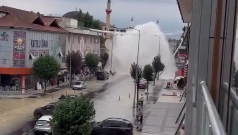 İçme Suyu Hattı Patladı: Şehir Merkezinde Su Fışkırması Şok Etti
