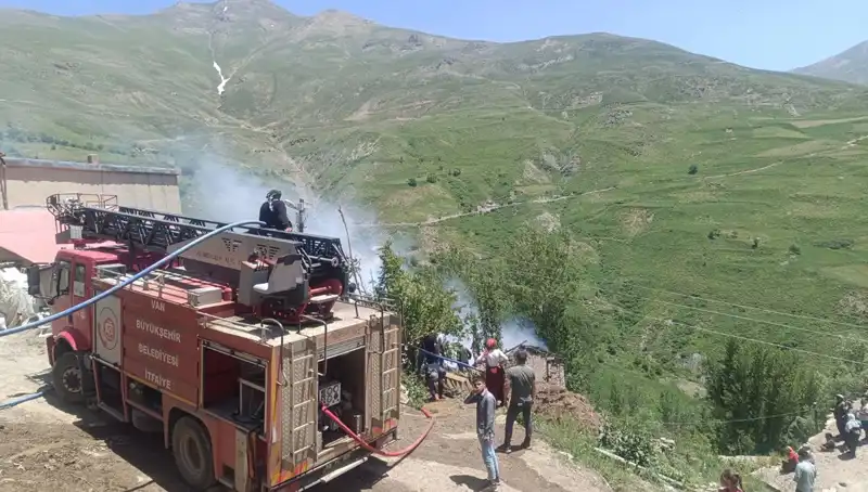 Van'da Korkunç Yangın: Minik Çocuğun Hayatı Kayıp Gitti