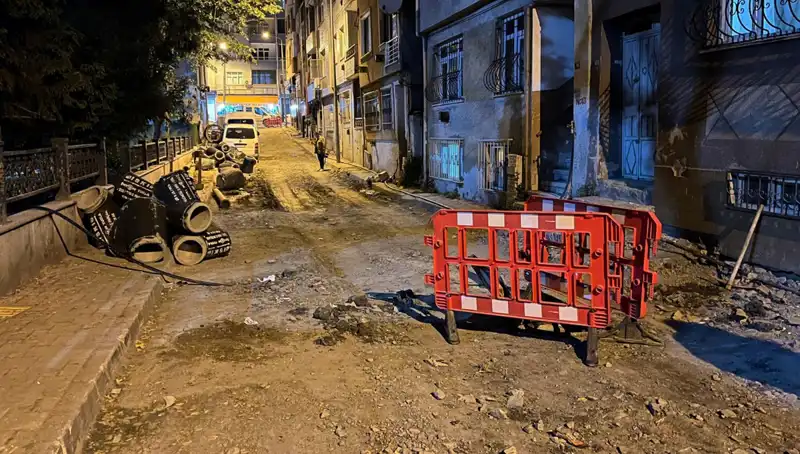 Bayrampaşa'da Altyapı Çalışmalarında Şok Olay: Rögar Kapağı Patladı!