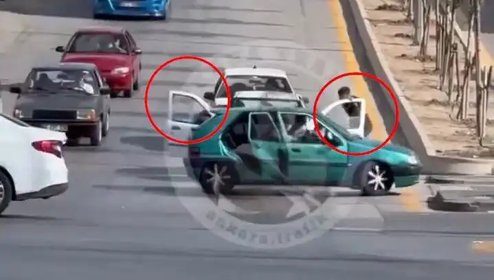 Trafikte Bıçak ve Kılıçlı Saldıri Şoku: Gözaltılar Gerçekleşti!