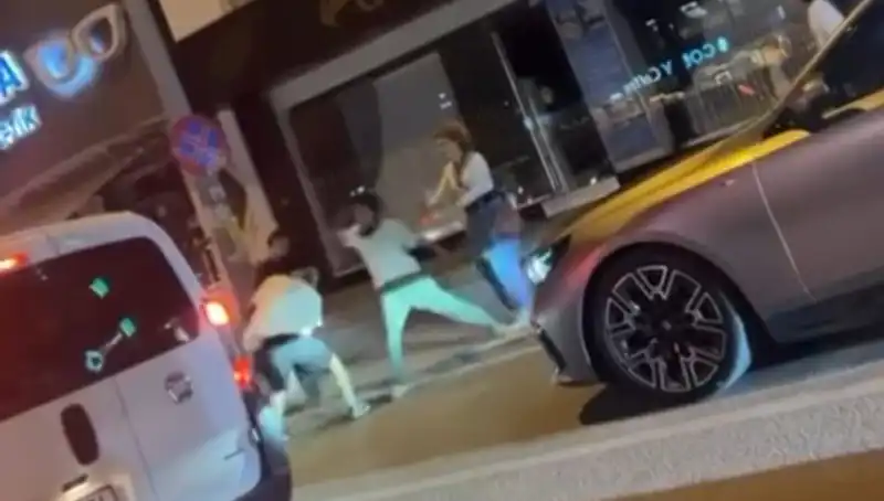 Cadde Boks Ringine Döndü: Kural Tanımayan Yumruklar Havada Uçuştu!