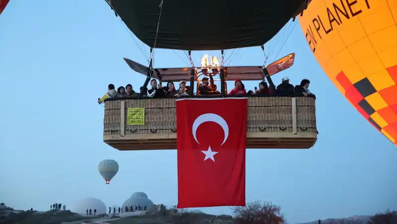 Kapadokya'da 23 Nisan İçin Sembolik Balon Gösterisi