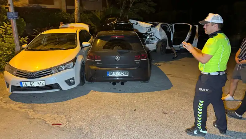 Alkollü Sürücü, Sokağı Birbirine Kattı: Üç Araca Çarptı
