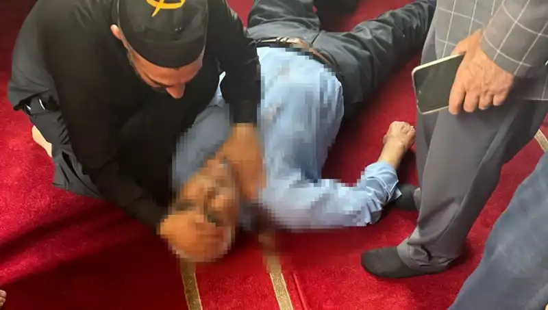 Camide Namaz Kılan Adamın Bıçaklanması Şoku: Olayın Ayrıntıları Ortaya Çıktı