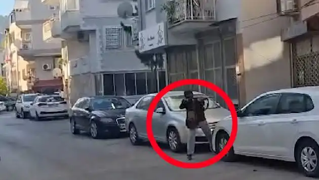 İzmir'de Gerilim Dolu Anlar: Saldırganla Çatışmanın Ayrıntıları