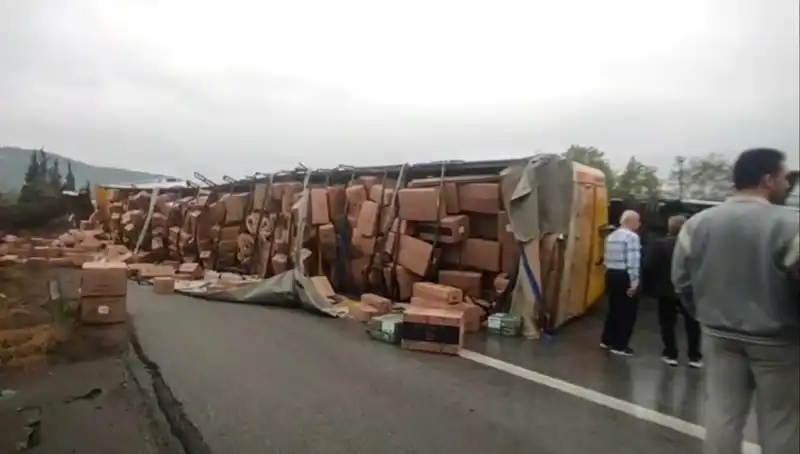 TEM Otoyolu’nda TIR Devrildi, Ankara Yolu Trafiğe Kapandı!