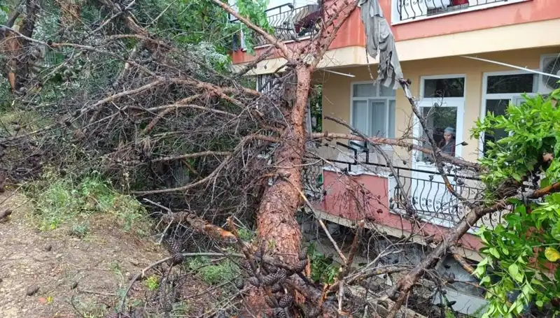 Yağmurun Getirdiği Felaket: Bina Çökmesiyle Sokaklar Su İçinde Kaldı
