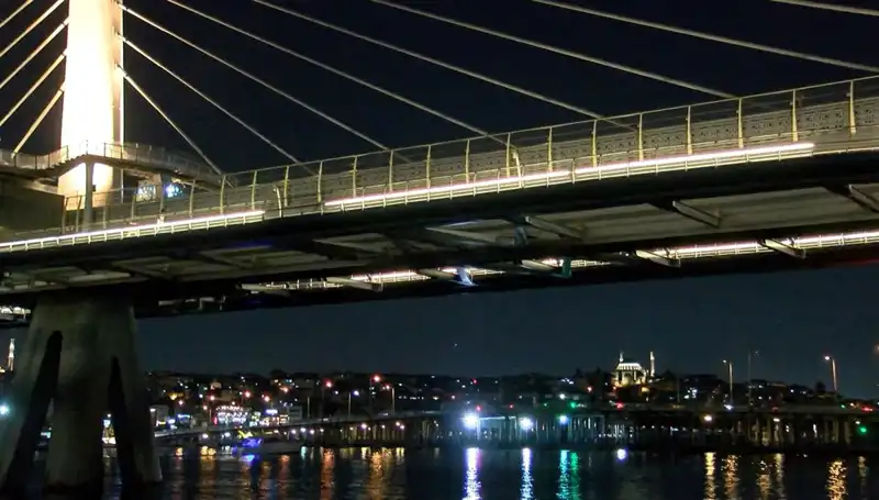İstanbul’da Metro Köprüsünden Denize Düşen Kişi İçin Kurtarma Çalışmaları Devam Ediyor