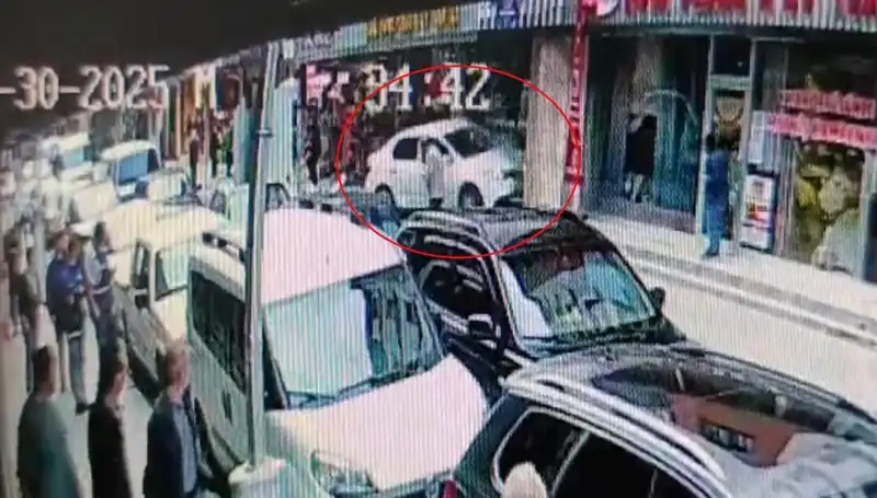 Alkollü Sürücünün Mağazaya Girmesi Ebeveynleri Şok Etti, İki Çocuk Kurtarıldı!