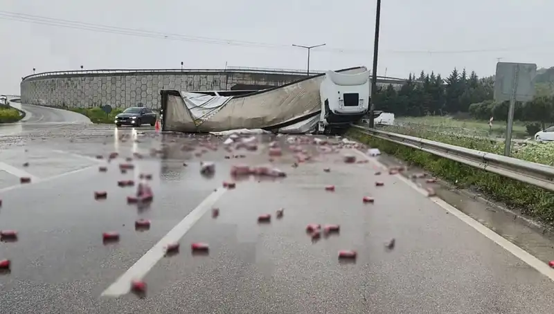 TIR Devrildi: Yolda İçkilerin Saçıldığı Kaza Ortalığı Karıştırdı