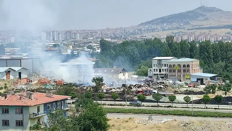 Otluk Alanda Başlayan Yangın Depoyu Nasıl Küle Çevirip Herkesi Şok Etti?