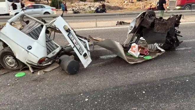 Bariyere çarpan aracın feci kazası: Hayatlar tehlikede