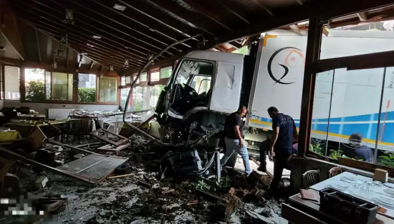Freni Boşalan Kamyon Restoranı Darmadağın Etti: Şok Edici Kaza Anları