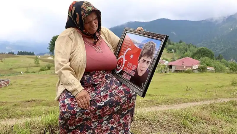 DEM Parti, Eren Bülbül'ün Annesine Unutulmaz Bir Bayram Kutlaması Düzenledi