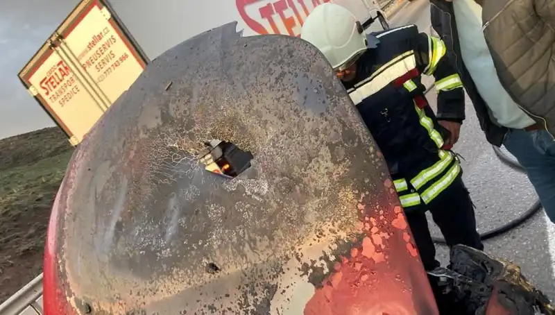 Seyir Halindeki Otomobil Alev Alev Yandı: Trajik Olayın Tüm Detayları