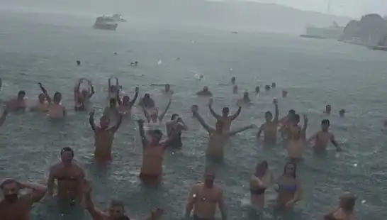 İstanbul'da Yağmura Rağmen Deniz Keyfi: Bebek'te Sıcak Anlar!