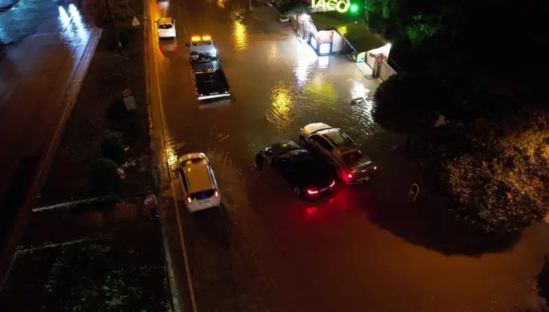 Adana'da Sağanak Yağış: Cadde ve Yolları Su Bastı, Hayat Durma Noktasına Geldi