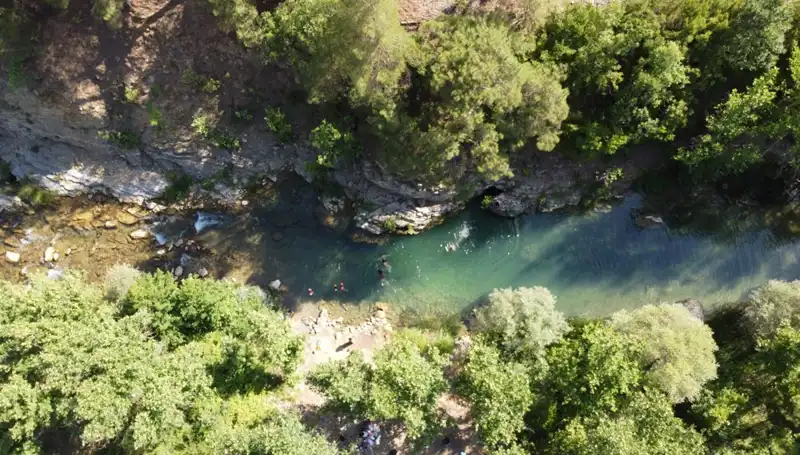 Adana'da Nem Lodosla Bunalttı, Yaylacılar Doğal Sularla Serinleme Yolu Aradı