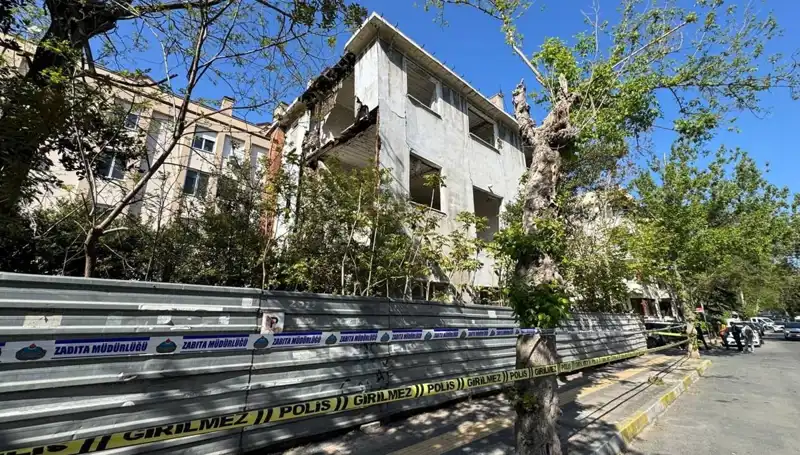 Bakırköy'deki Metruk Bina, Depremle Neden Kısmen Çöktü? Uzmanlar Açıklıyor!