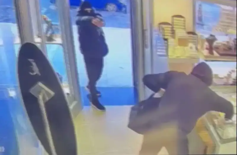 Ümraniye'de Maskeli Soyguncuların Saldırısı: Mahallede Panik Hüküm Sürdü
