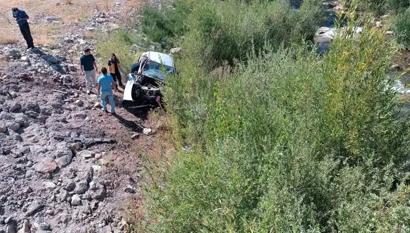 Sivas'ta Otomobil Dere Yatağına Uçtu: Trafik Kazasında İki Kişi Hayatını Kaybetti