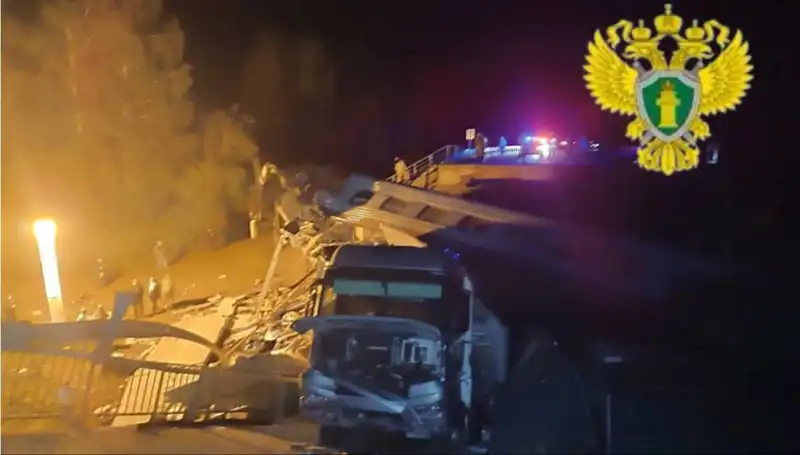 Rusya'da Köprü Çöktü: Tren Kazasında Yedi Can Aldı