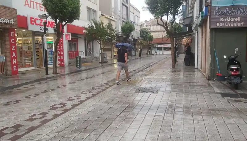 Kırklareli'de Beklenmeyen Sağanak Yağış Hayatı Olumsuz Etkiledi