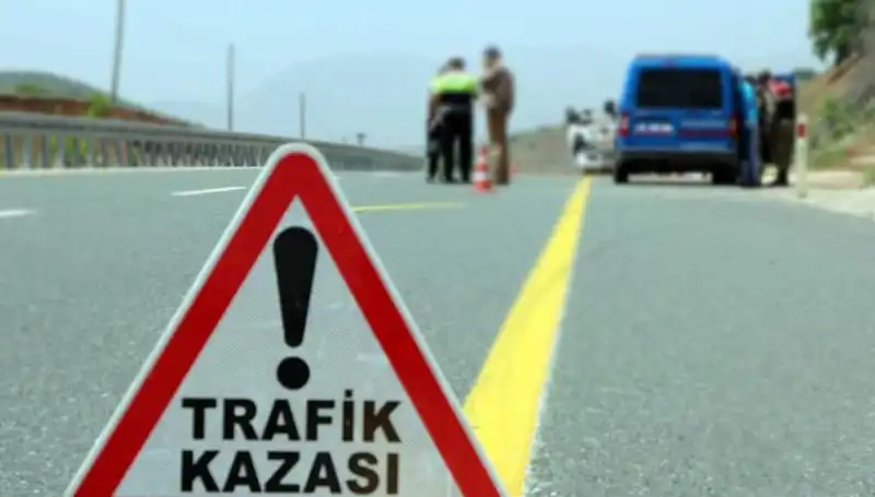 Hafif Ticari Araç ile Otomobil Çarpıştı: Kaç Kişi Hayatını Kaybetti?