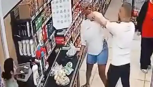Marketteki Kasa Sırasında Şok Olay: Kadına Saldıran Baba Neden Harekete Geçti?