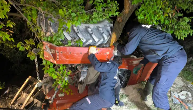 Kontrolden Çıkan Traktör Devrildi: Bir Hayat Kaybedildi
