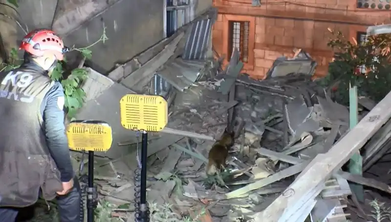 İstanbul'da Deprem Sonrası Çöken Bina: Yetkililer Ne Yapacak?