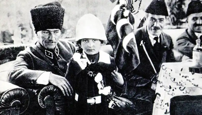 Şapkanın Altında Saklı Bayram: Unutulmaz Fotoğrafın Hikayesi