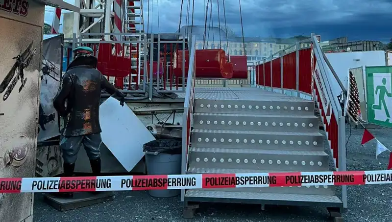 Salıncak Faciası: Reklam Direklerine Çarpma Anı Görüntülendi