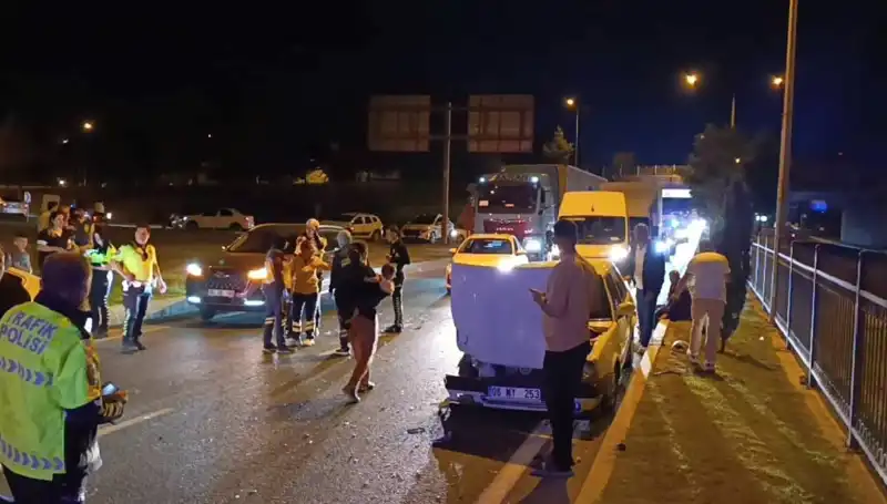 Otoyolda Gerçekleşen Kuralsız Geri Dönüş Kazası: İkisi Çocuk Dört Yaralı