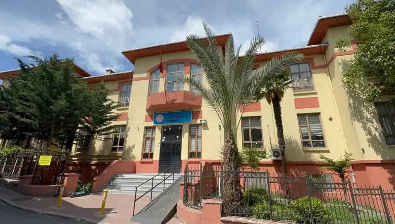 Depremin İzleri: Riskli Okullar Boşaltıldı, Eğitim Süreci Tehlikeye Girdi