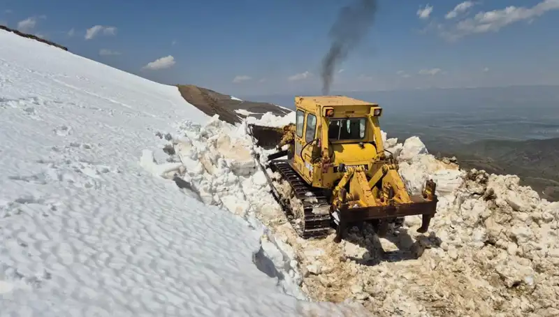 Nisan Ayında 2 Metreyi Bulan Karda İlginç Yol Açma Çalışmaları