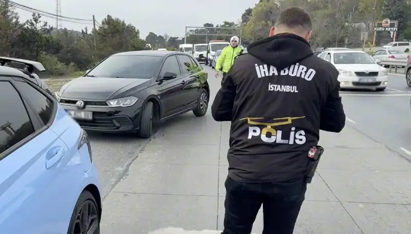 Trafikte Emniyet Şeridi İhlali: Suçunu Yolda Buldu!